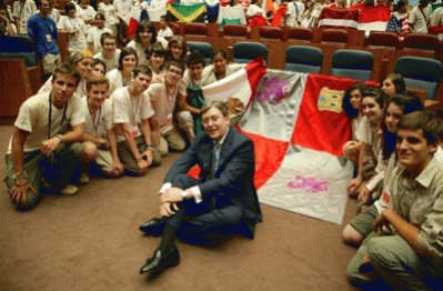 Jose Manuel Fernández Santiago, presidente de las Cortes de Castilla y León con los expedicionarios