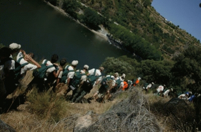 Expedicionarios de Ruta Quetzal BBVA 2008 en el mirador sobre el río Duero