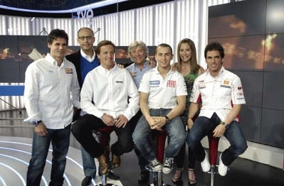 Ainhoa Arbizu y Ernest Riveras con los comentaristas de TVE y los pilotos Gibernau, Lorenzo y Elías.