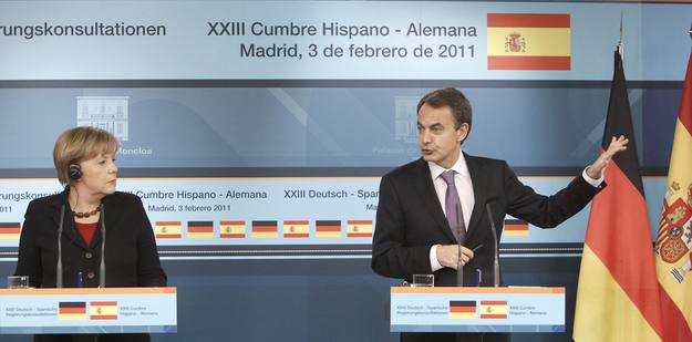 El jefe del Gobierno, José Luis Rodríguez Zapatero, y la canciller alemana, Angela Merkel, durante la rueda de prensa en Moncloa.