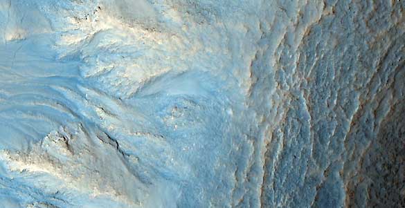 Un cráter en suelo marciano que podría haberse formado por corrientes de agua