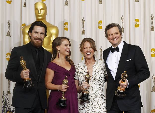 Los actores ganadores del Oscar en 2011: Christian Bale (secundario), Natalie Portman, Melissa Leo (secundaria), y Colin Firth.