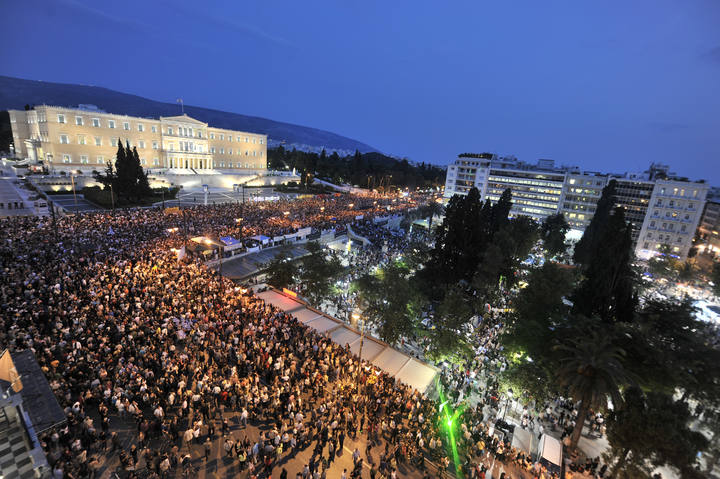 Alrededor de 50.000 personas del movimiento de los Indignados griegos se han manifestado frente al Parlamento