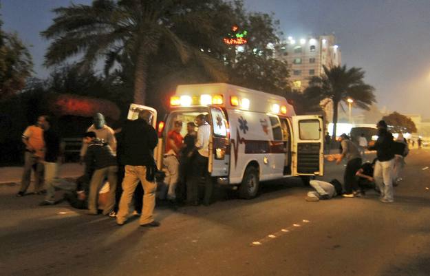Una ambulancia preparada para trasladar a manifestantes heridos en la Plaza de la Perla en la capital de Bahréin, Manama