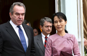 Ver vídeo  'Aung San Suu Kyi aparece en público por primera vez en seis años'