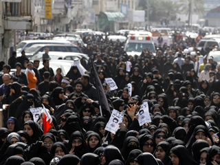 Ver vídeo 'En Bahréin, una multitud ha despedido a los muertos ayer en el violento desalojo'