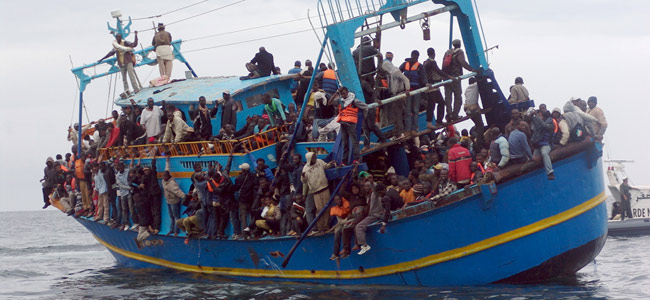 Un barco con inmigrantes subsaharianos que había partido de Libia espera para ser rescatado por guardacostas tunecinos, el 4 de junio