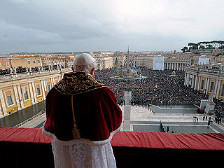 Ver vídeo  'Benedicto XVI celebró la tradicional Misa del Gallo e imparte la bendición "Urbi et orbi'