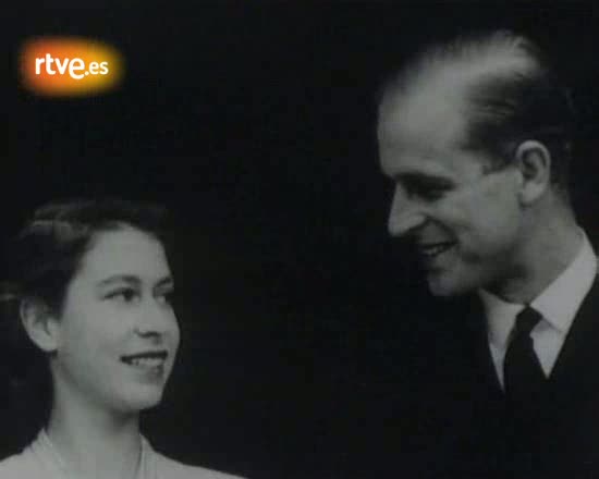 Isabel conoció a Felipe en 1939 durante la boda de su prima Marina de Grecia, pero no fue hasta 1947 cuando anunciaron su compromiso matrimoniall. El 20 de noviembre de ese año se casaron en la abadía de Westminster ante más de 2.000 invitados. El p
