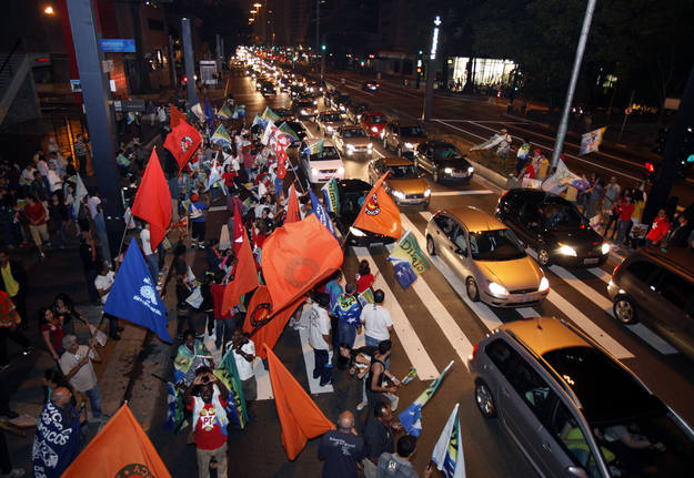 Brasileñós celebran la victoria de Dilma Rousseff