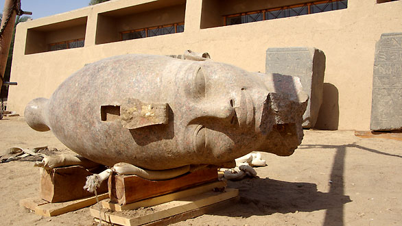 Cabeza gigante de granito del faraón Amenhotep III (1390-1352  a.C.)