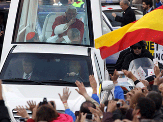 Ver vídeo  'Los cánticos han acompañado a los fieles en su espera a la llegada del Papa'