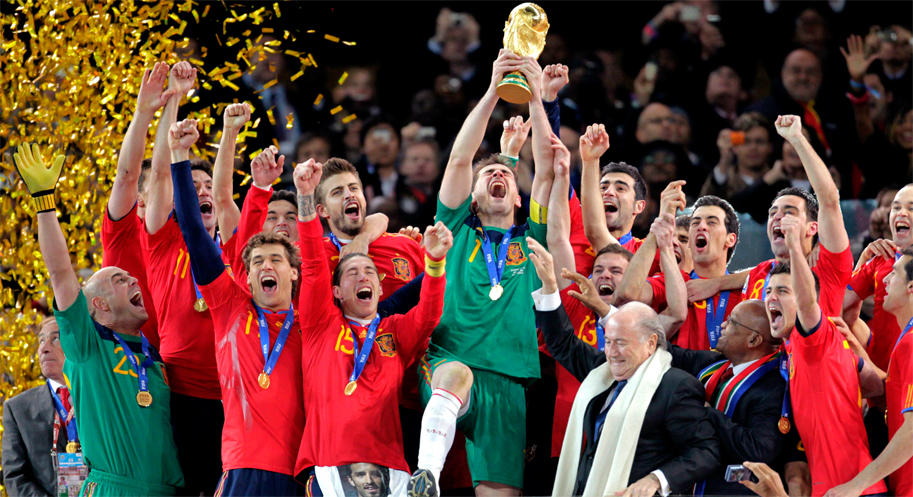Casillas levanta la Copa del Mundo