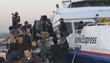 Cientos de residentes de la isla surcoreana de Yeongpyeong, llegan al puerto de Incheon tras ser evacuados