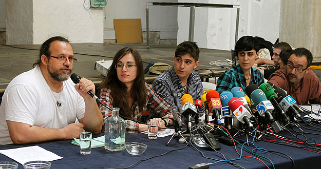 Paco López, Olga Mikailova, Iván Olmedo, Aida Sánchez, y Chema Ruiz (i a d), integrantes del colectivo Democracia Real Ya
