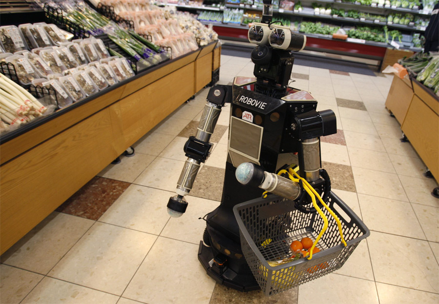 De compras con un robot ayudante