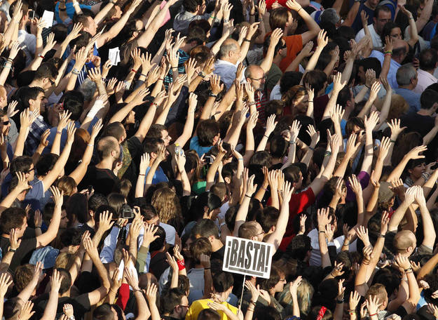Los concentrados en la Puerta del Sol, alzan sus brazos durante la asamblea del 15-M