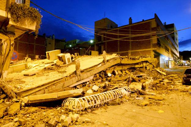 Destrucción en las calles de Lorca tras el terremoto
