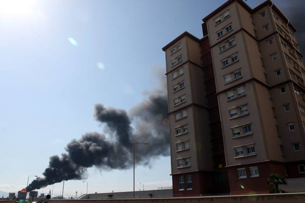 La columna de humo se ha desplazado hacia la localidad gaditana de La Línea de La Concepción
