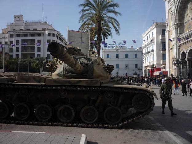 Ejército controlando en el bulevar Bourghiba, en Túnez