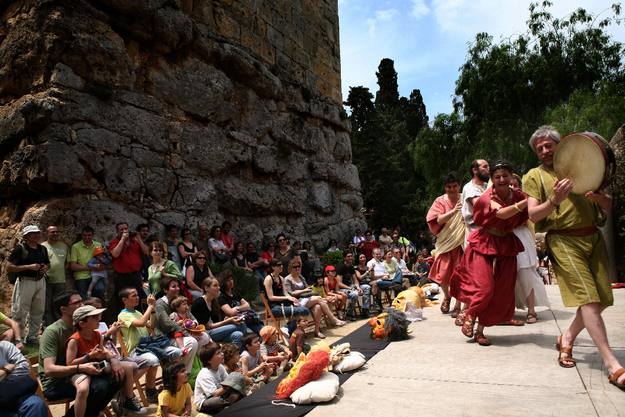 Espectáculo musical ante las murallas romanas de Tarragona