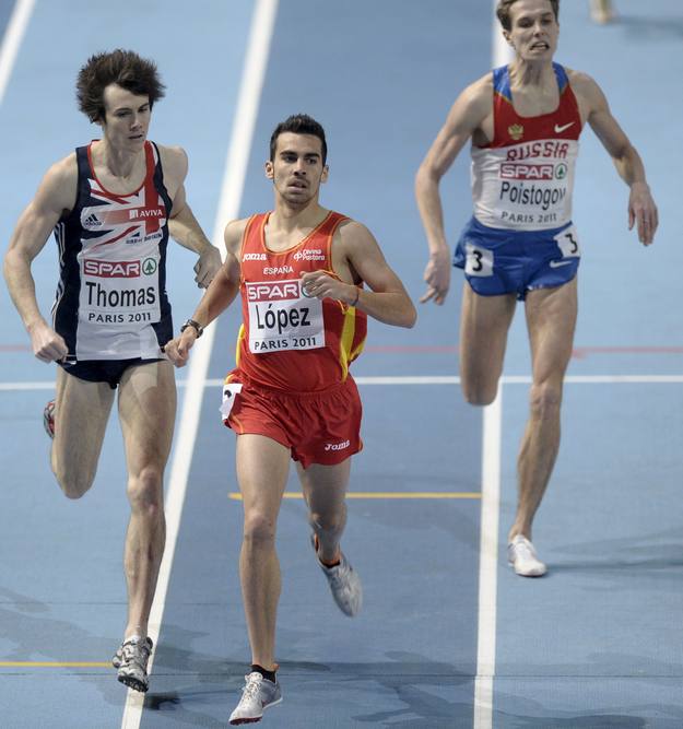 El británico Joe Thomas, el español Kevin López y el ruso Stepan Poistogov, durante la prueba de 800 mts de los Campeonatos de Europa de Atletismo en pista cubierta.