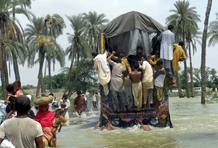 Evacúan la localidad de Shah Jamal tras las inundaciones en Pakistán