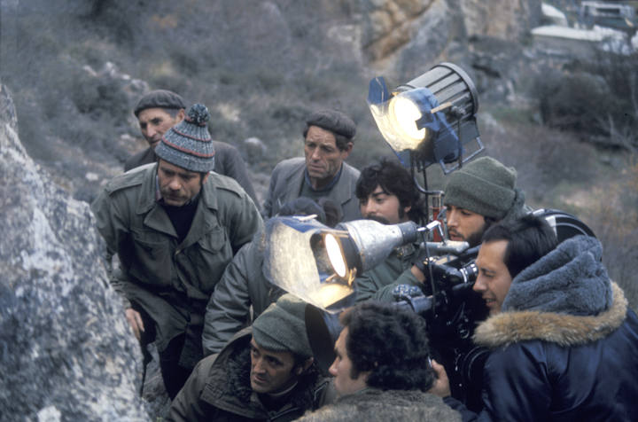 Félix Rodríguez de la Fuente rodeado por su equipo y algunos curiosos durante la grabación de un capítulo de 'El Hombre y la Tierra'