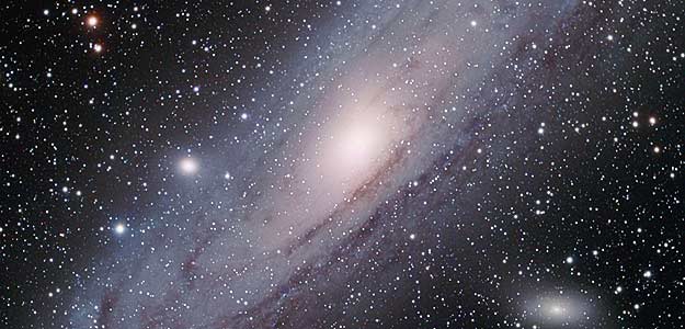 La galaxia de Andrómeda (M31) está situada a tan sólo 2.3 millones de años luz de la Tierra, lo que la convierte en la galaxia gigante más cercana a la Vía Láctea