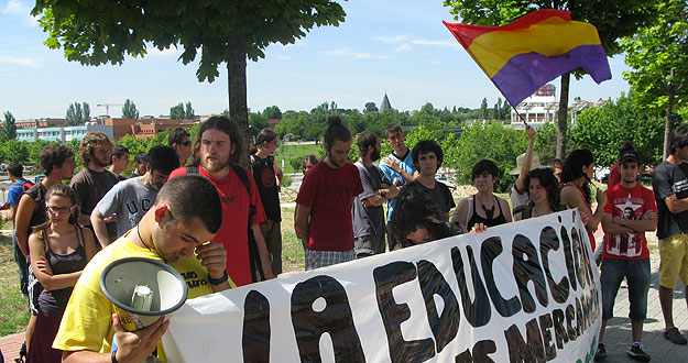 Un grupo de jóvenes protestan ante la llegada del príncipe a la autónoma