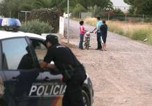 Agentes de la Policía Nacional y vecinos en el descampado de Córdoba donde fue asesinada la última víctima de violencia de género a manos de su novio.