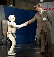 ASIMO estrechaba la mano del presidente de Honda durante su presentación en el año 2000 en Tokio