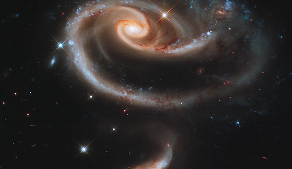 El conjunto de galaxias Arp 273 captado por el Hubble se encuentra en la constelación de Andrómeda y tiene esta particular forma de rosa cósmica