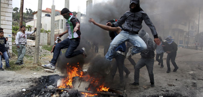 Jóvenes palestinos se enfrentan a tropas israelíes durante unos disturbios en Hebrón (Cisjordania)