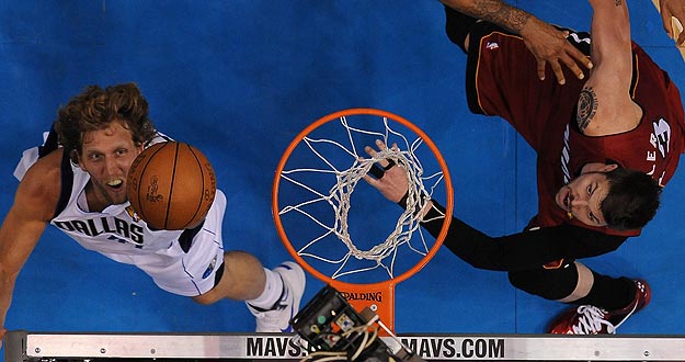 El jugador Dirk Nowitzki, de los Mavericks, en acción ante Mike Miller, de los Heat, durante el cuarto partido de la final de la NBA que se llevaron los de Dallas.