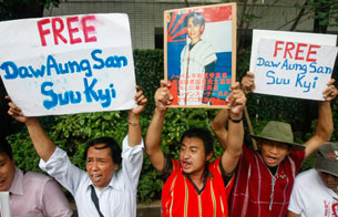 Ver vídeo  'La líder del movimiento demócrata birmano Aung San Suu Kyi declarada culpable'