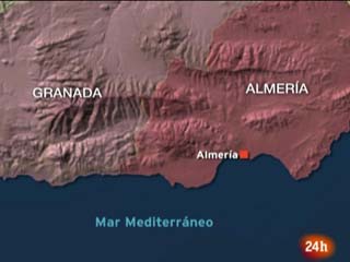 Ver vídeo  'Llegan a puerto los inmigrantes interceptados en Almería'