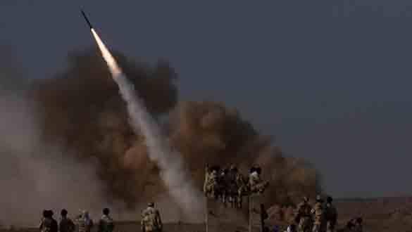 Miembros de la Guardia Revolucionaria iraní observan el lanzamiento de un misil tierra-tierra.