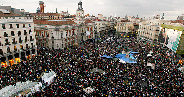 Miles de integrantes del Movimiento 15 de mayo se han concentrado esta tarde en la Puerta del Sol