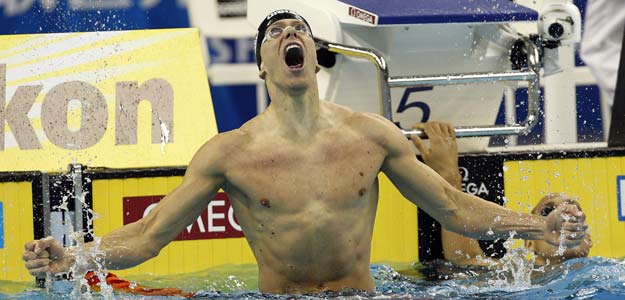 El nadador brasileño Cesar Cielo Filho celebra el oro en la prueba de 50 metros mariposa masculino este lunes
