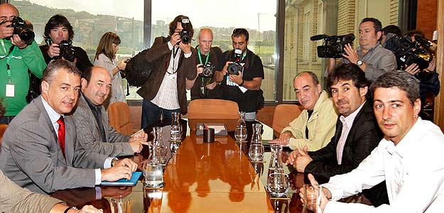 El presidente del PNV, Iñigo Urkullu (izda), y el responsable de este partido en Vizcaya, Andoni Ortuzar (2 izda), durante la reunión que mantuvieron con los portavoces de Bildu Pello Urizar (2 dcha), de EA, y Oskar Matute (dcha), de Alternatiba