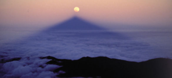 La sombra del Sombra del Teide apunta a la Luna eclipsada en el  atardecer del día 9 de enero de 2001.