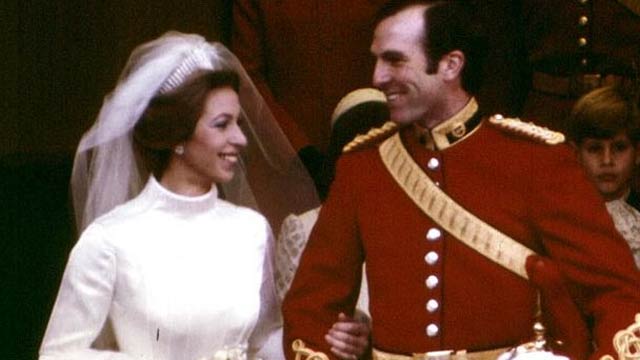 La princesa Ana, la hija mayor de la Reina Isabel II, fue la primera en contraer matrimonio de entre sus hijos. Lo hizo en 1973 con el jinete Mark Phillips, que compartía con ella la afición a la hípica y que ganaría una medalla olímpica.