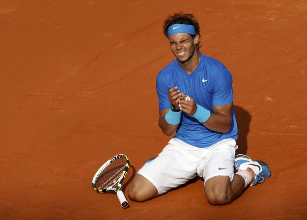 Rafa Nadal se tira al suelo cuando consiguel el punto ganador de su sexto Roland Garros ante Roger Federer.