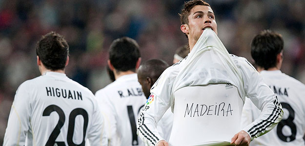 El delantero portugués del Real Madrid Cristiano Ronaldo muestra una camiseta en solidaridad con Madeira durante la celebración de su gol ante el Villarreal.