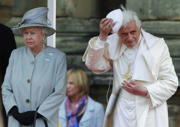 La reina Isabel II junto a Benedicto XVI.