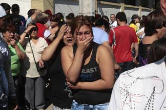 Familiares de las víctimas llorando en el exterior de la cárcel de San Miguel.