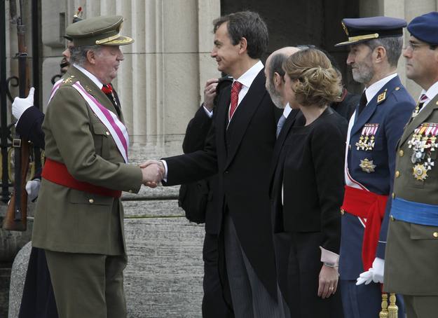 El rey Juan Carlos saluda al presidente del Gobierno, José Luis Rodríguez Zapatero (2i), en presencia de varios miembros del Ejecutivo.