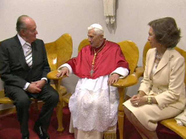 Ver vídeo  'Los Reyes se reúnen con el Papa a su llegada al templo de la Sagrada Familia'
