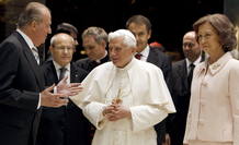 Los Reyes de España, Juan Carlos y Sofía, conversan con el papa Benedicto XVI